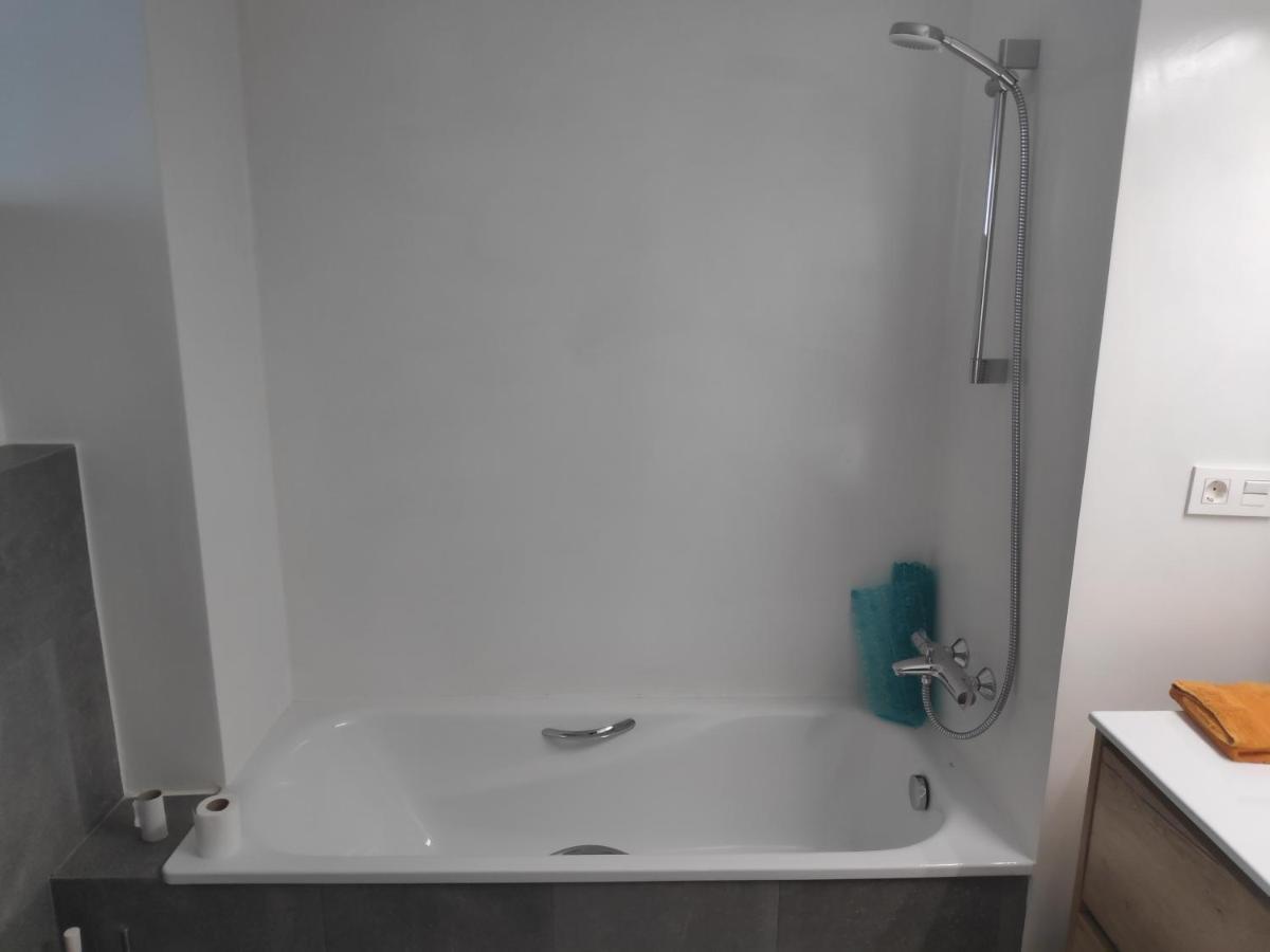 Apartment Close To The Beach With Free Parking Badalona Esterno foto