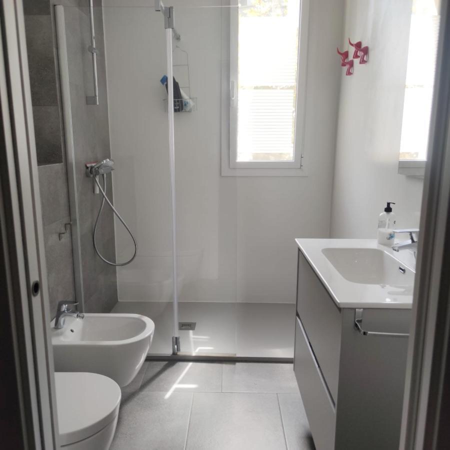 Apartment Close To The Beach With Free Parking Badalona Esterno foto